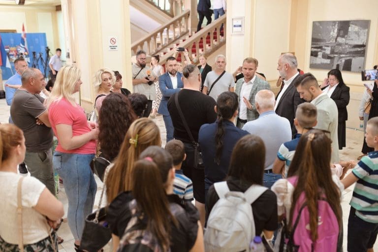 VIŠEČLANE PORODICE ISPRED GRADSKE UPRAVE: Nezadovoljni su radom određenih odbornika!