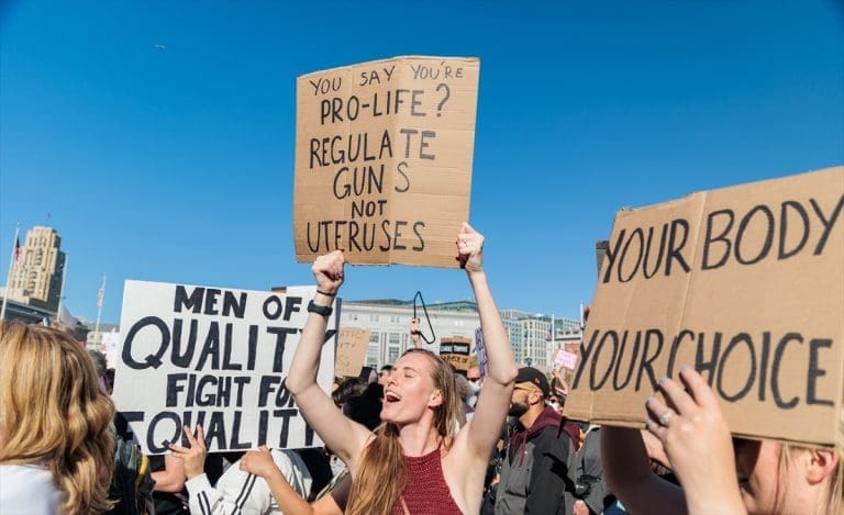 SAD: Širom zemlje protesti zbog ukidanja ustavnog prava na abortus