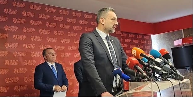 Obraćanje lidera Trojke: “Nećemo dozvoliti još četiri godine vlade Fadila Novalića”