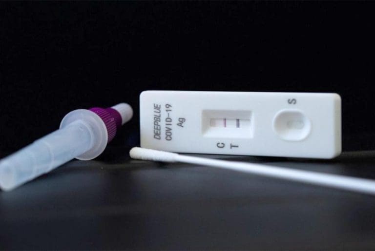 Stručnjak objašnjava: Zašto neki ljudi nisu ‘pokupili’ koronavirus?