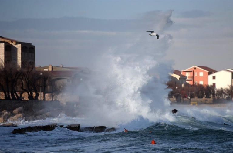 Crveni alarm za Jadran, orkanski udari bure, zatvoreni putevi
