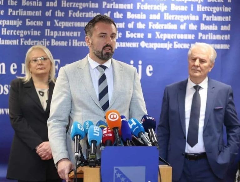 Stojanović: Vjera se pokušava nametnuti kao odrednica za patriotizam