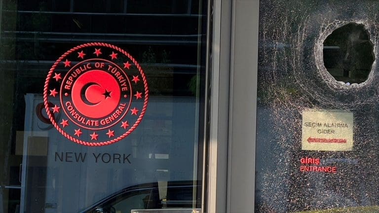 Napad na Tursku kuću u New Yorku, polomljena stakla