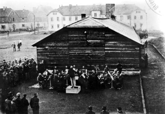 Orkestar u Aušvicu: Svirati za goli život