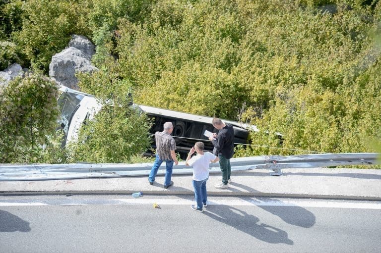 Nesreća kod Makarske: Autobus sletio u provaliju (VIDEO)