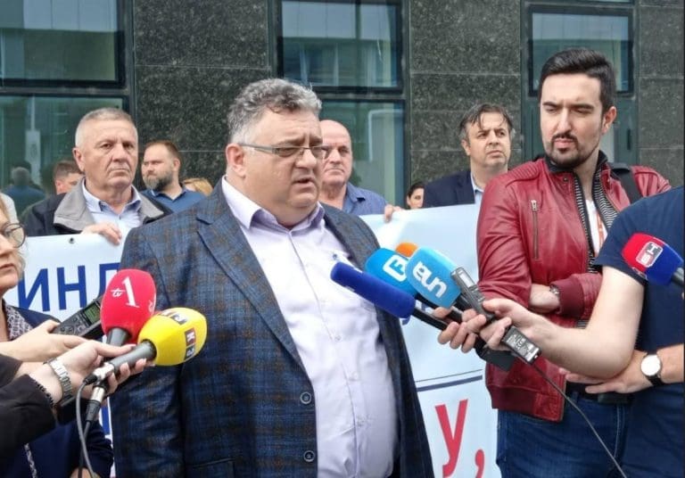 „Jako smo ljuti na ministarku Stojičić i Vladu RS jer ignorišu 23 000 zaposlenih u obrazovanju. Na ivici smo strpljenja“