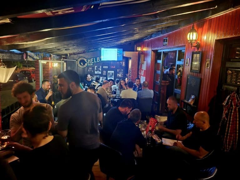 Kafana u kojoj se cijeni znanje, a profesor gostima “drži čas”: “Još nikoga nisam poslao u ćošak”