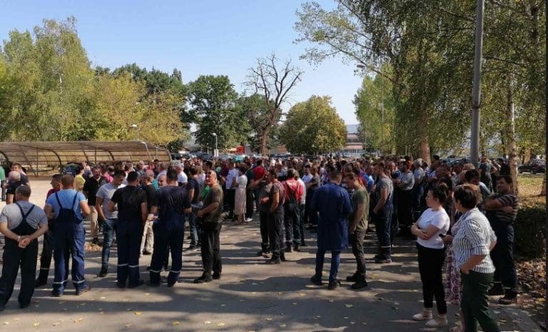 “Nakon litvanskih došli su domaći banditi”: Novi protest ispred “ALUMINE”