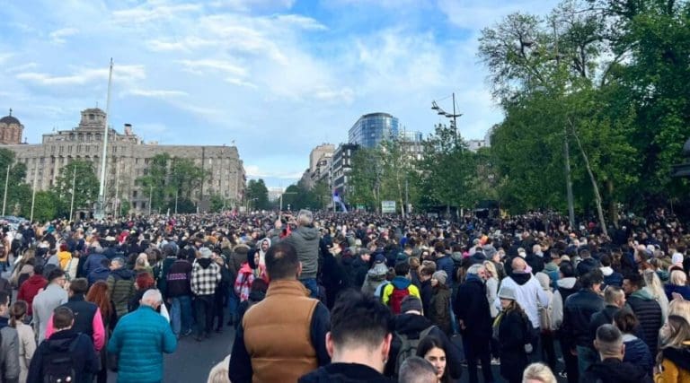 Gazela potpuno blokirana, građani stigli do Sava centra i skandiraju: “Odlazi Vučiću”, „Ostavke, ostavke“