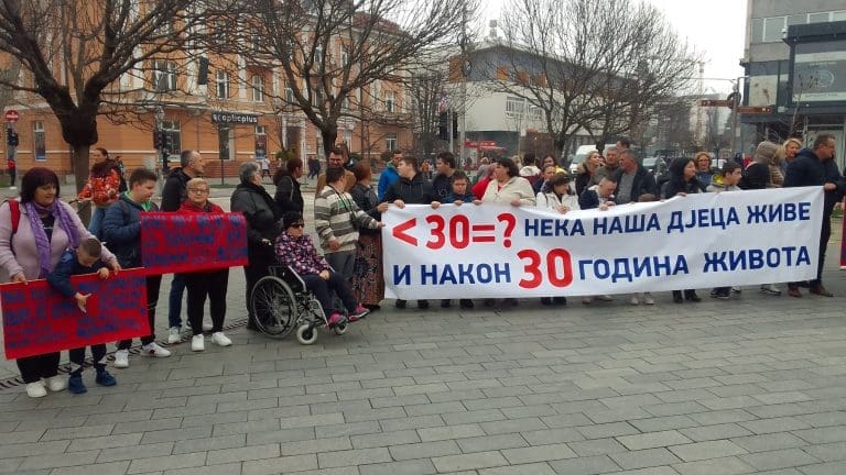 Muka ih natjerala na ulicu: 134 roditelja izgubila status roditelja njegovatelja u RS, ministarstvo mora da pomogne
