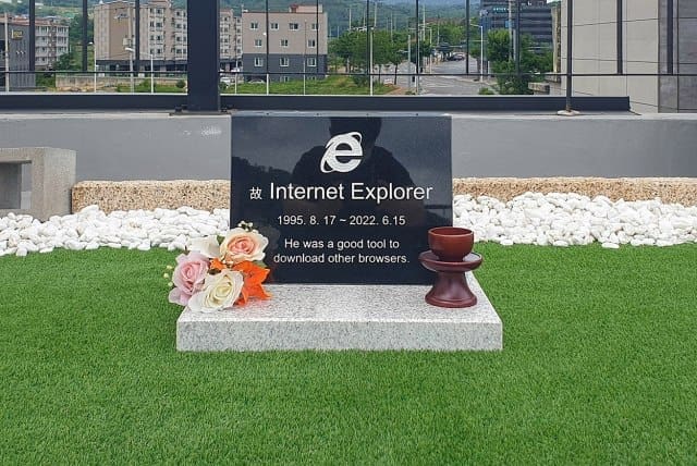 Sahranili Internet Explorer i podigli mu spomenik