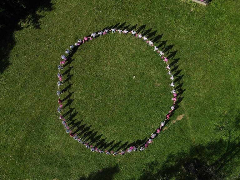 Zaposleni UniCredit banke Banja Luka i članice Saveza „Iskra“ mjesec borbe protiv karcinoma dojke obilježili „Šetnjom podrške“