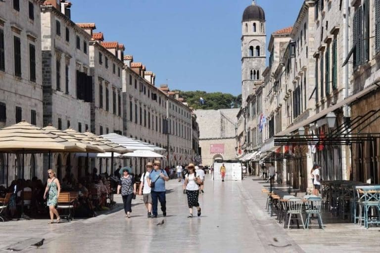 Konobari i kuhari iz BiH spremaju se za sezonu u Hrvatskoj, objavljen i iznos plata
