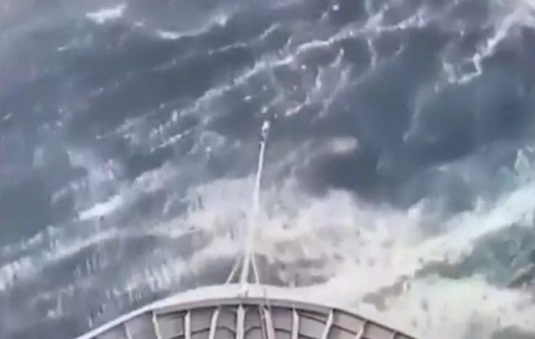 Drama na moru, norveški kruzer uletio u ogromne valove: ‘Uključila se sirena, vidjeli smo zid vode i ništa drugo’