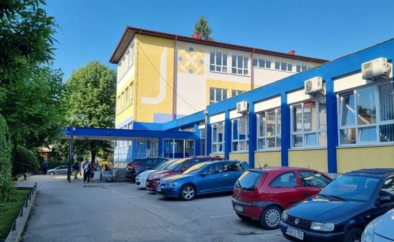 Užas u Banjaluci: Osnovac pretučen kod škole, opkolila ga grupa đaka