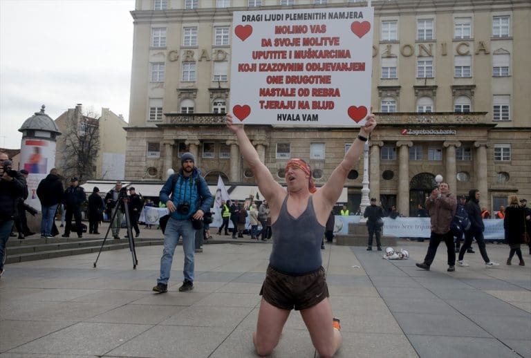 Molitveni performans privukao i brojne protuprosvjednike