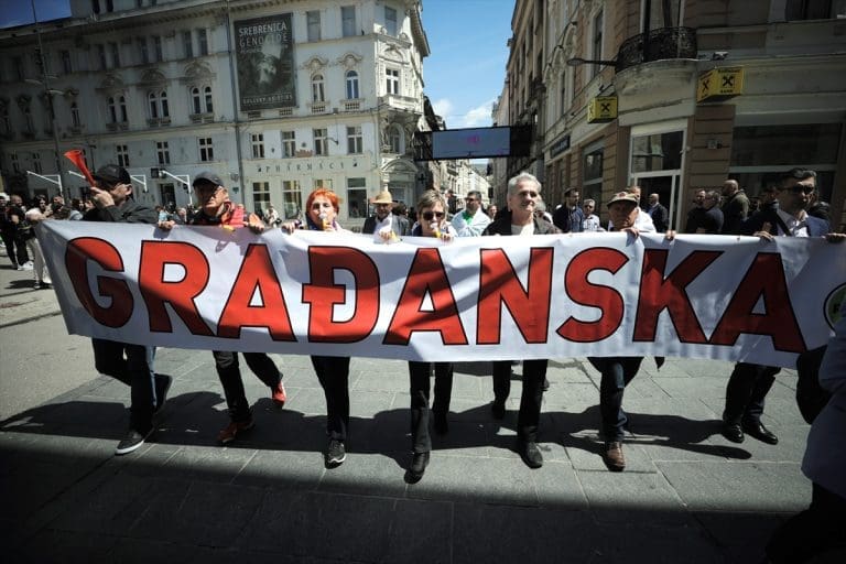 Sarajevo: Počela protestna šetnja od Sebilja do zgrade Parlamenta FBiH