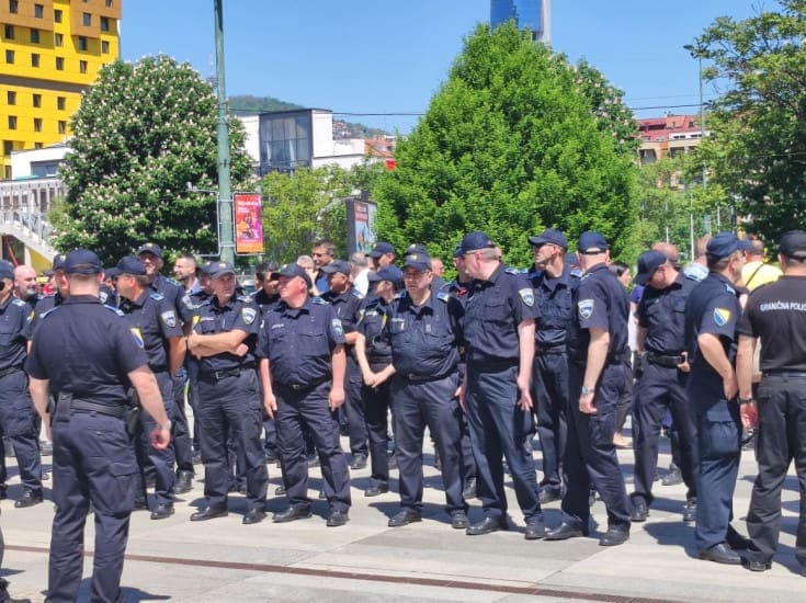 I to je moguće u BiH: Policajci protestuju ispred zgrade onih koje čuvaju