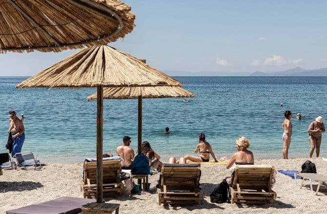 Srpkinja uzela iz torbe kolač, htjela ga je pojesti na plaži, zaskočio ju je mladi zaštitar. Prisjelo joj je ljetovanje