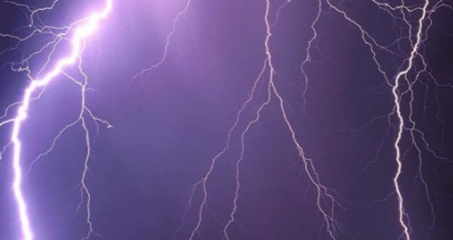 Kako se zaštititi od udara groma kad vas nevrijeme zatekne na otvorenom?