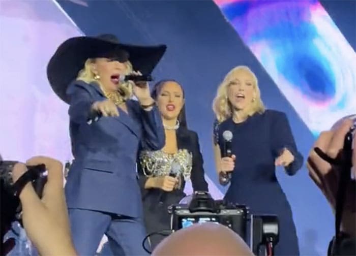“Ko kaže da se Jugoslavija raspala” Prija, Lepa Brena i Jelena Rozga ukrstile glasove u zagrebačkoj Areni (video)