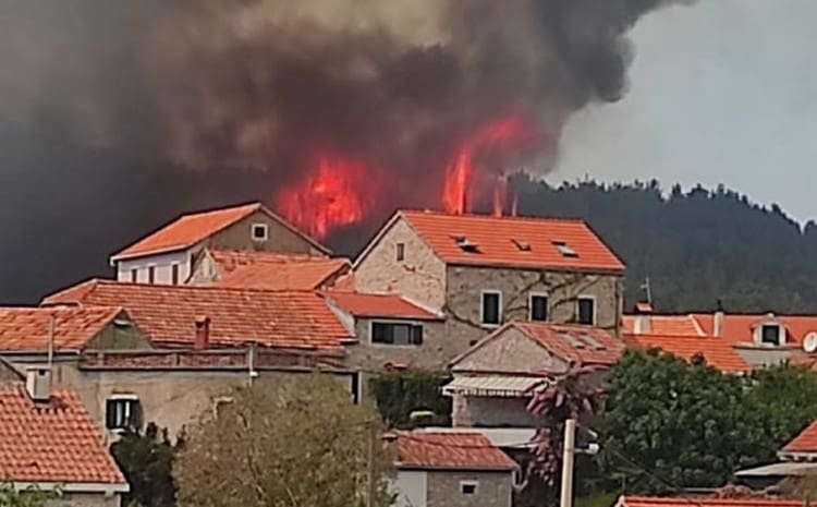 Veliki požar na Hvaru: Poginula jedna osoba, stigli i kanaderi