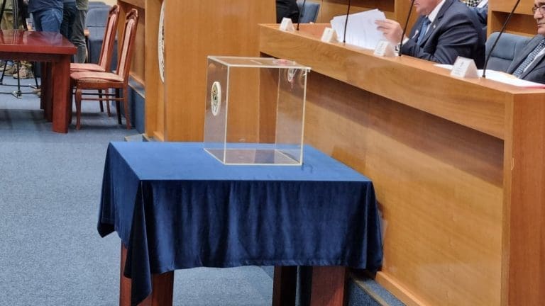 Ako je ovo originalni listić: CIK će narediti žrijebanje pa PDP ima 50% šanse da „preotme“ SNSD-ovog delegata