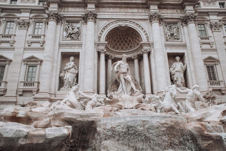 Šta se radi s milionima eura koje turisti ubacuju u Fontanu di Trevi