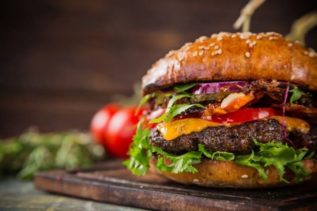Prva evropska država koja zabranjuje riječi kao što su “odrezak”, “burger” i “kobasica”