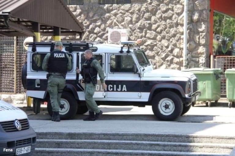Privedeno 16 policajaca, jedna osoba u bijegu!