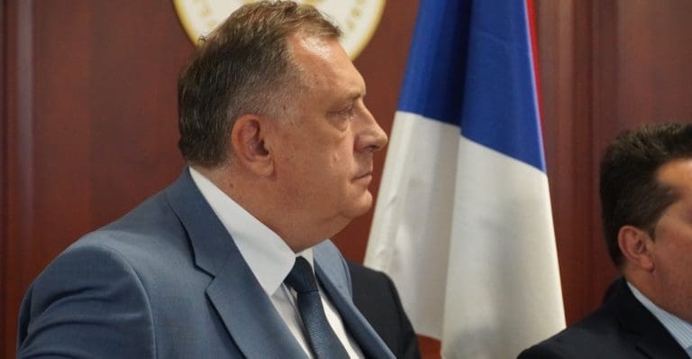 NAVIJAČI  SU ZAUZELI TRIBINE: Početak suđenja Miloradu Dodiku