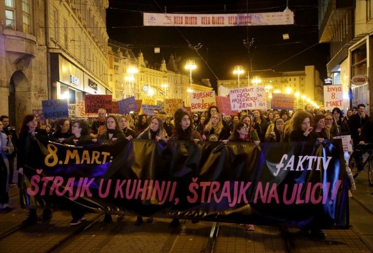 Hrvatska: Noćni marš povodom 8. marta okupio više hiljada učesnika
