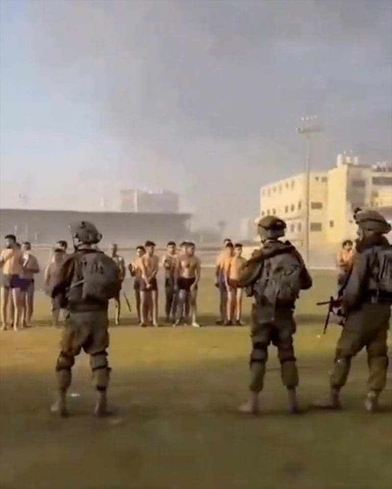 Izraelska vojska na stadionu drži polugole zarobljene Palestince