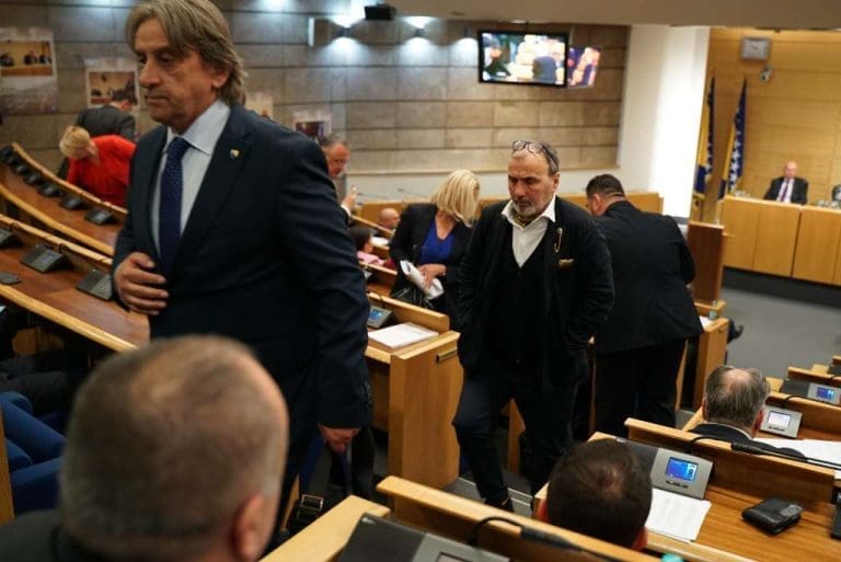 Veliki broj specijalaca u zgradi Parlamenta, zastupnici Demokratske fronte napustili sjednicu
