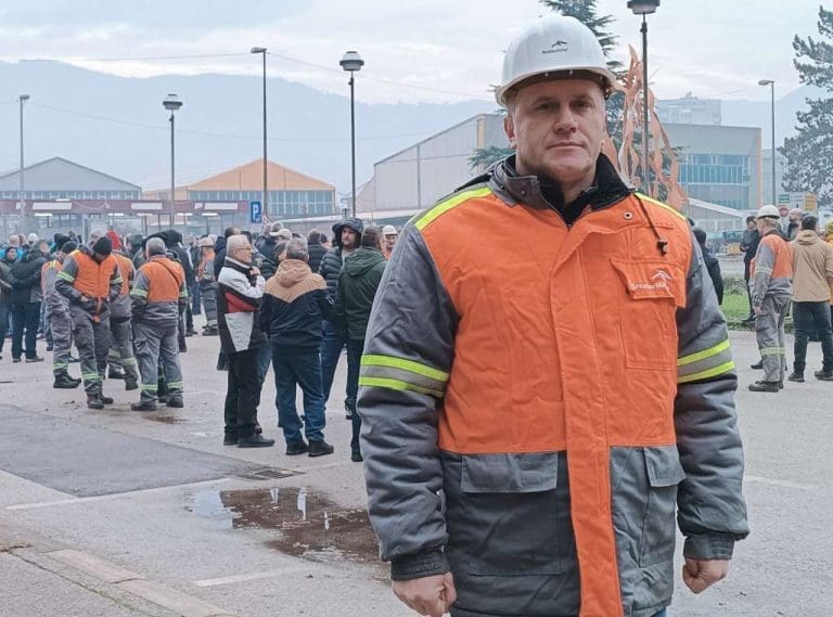 Radnici ArcelorMittala Zenica u štrajku već treći dan, protestuju pred upravnom zgradom