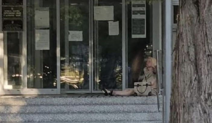 Sudija snimljena kako posrće, kolege tvrde da Ima problem s alkoholom