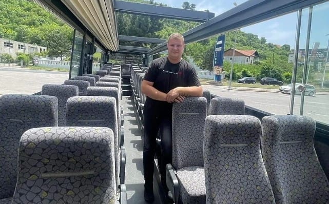 Mostarski muzičar investirao 100.000 KM da rodnim gradom vozi turiste u panoramskom autobusu