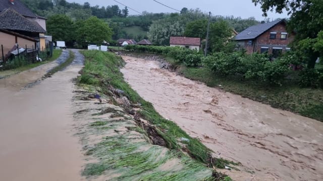 Srbija: Obilne padavine donijele poplave, evakuisane tri osobe, snažno nevrijeme u Novom Sadu