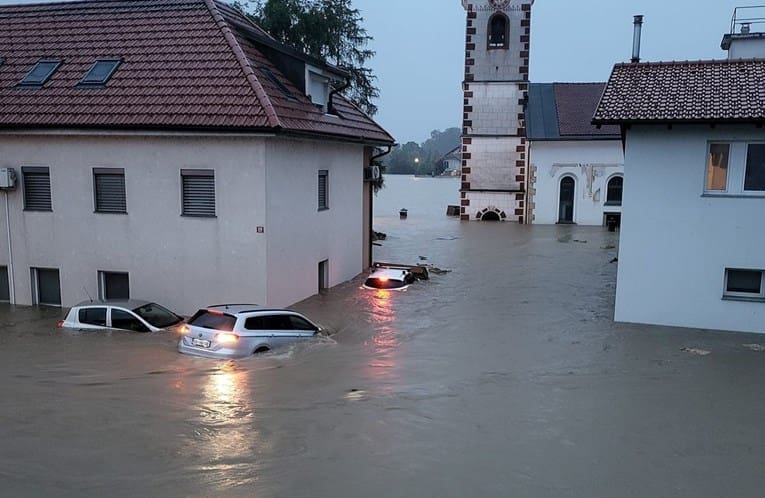 Ogromne poplave u Sloveniji, potopljena sela, bujice nose aute. Najgore tek dolazi