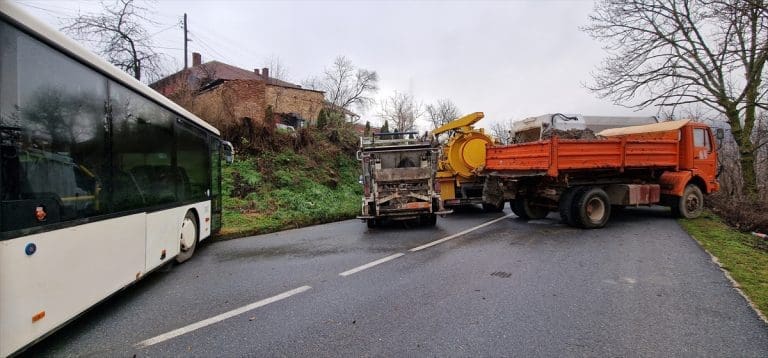 Na sjeveru Kosova mirno, ali su na putevima i dalje barikade (FOTO)