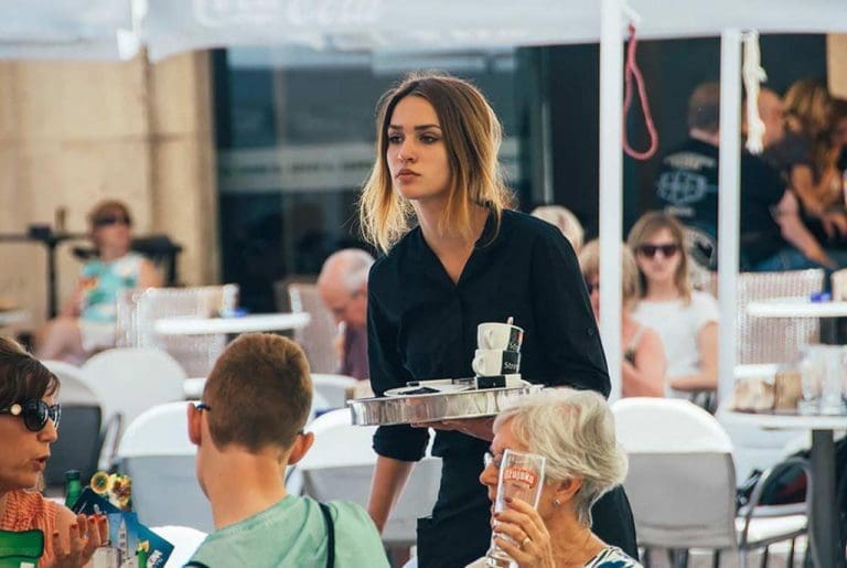 Konobar više ne smije da pita plaćate li kešom ili karticom