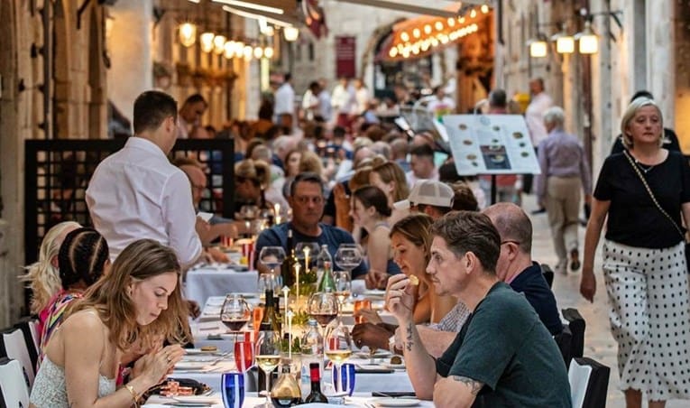 Ugostitelji, ili platite radnika ili radite sami