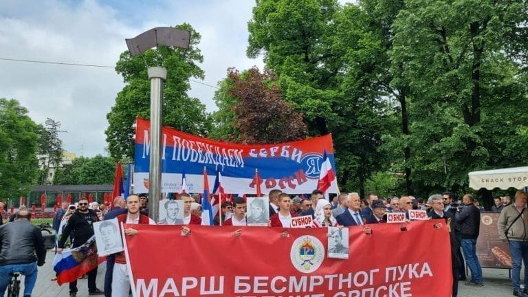 MARŠ BESMRTNOG PUKA U BANJALUCI: I Zastave Jugoslavije, i SUBNOR, i Noćni vukovi, i zastava Rusije… (FOTO)
