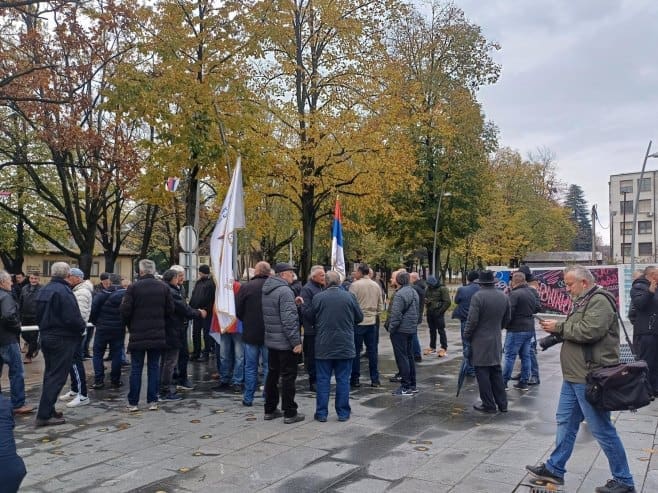 Banjaluka: Protest članova Boračke organizacije pred prostorijama SDP-a