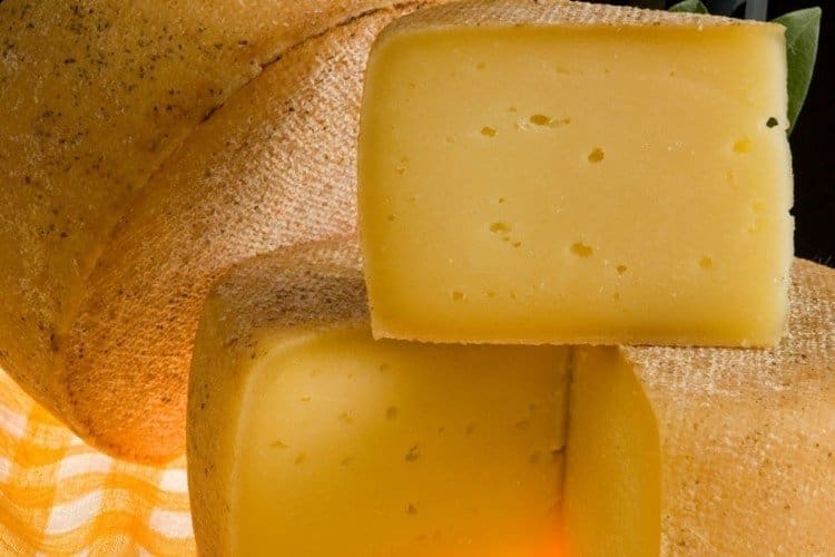 U Italiji postoji banka sira, kredit i dugove možete plaćati u parmezanu