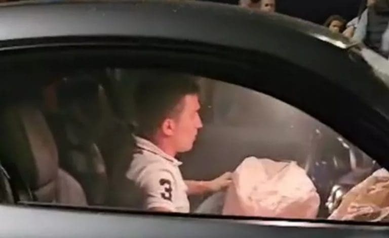 Evo ko je 23-godišnjak koji se zabio u gomilu. Snimljen kako sjedi u autu dok ljudi jure oko njega, kasnije konačno izlazi van