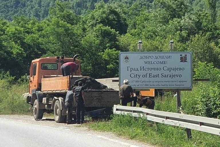 Kod Istočnog Sarajeva postavljena tabla s natpisom “Grad 157.000 Srba koji su morali napustiti Sarajevo”