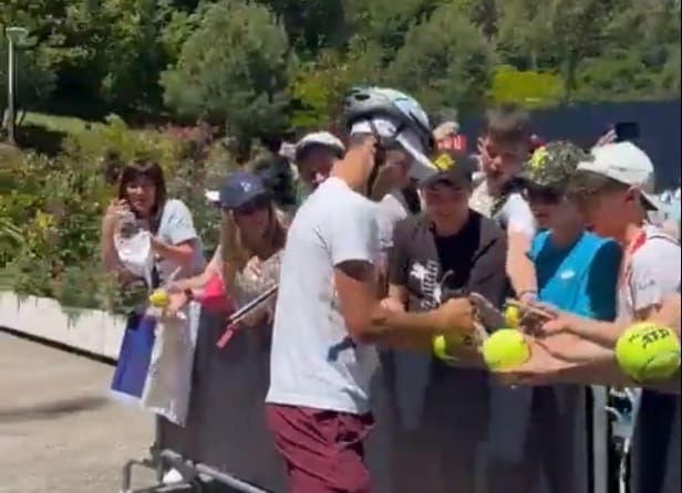 Na novo potpisivanje autograma došao sa kacigom (VIDEO)