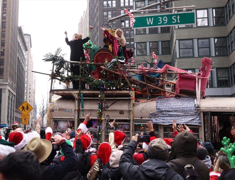 Hiljade Djeda Mrazova na ulicama New Yorka (FOTO)