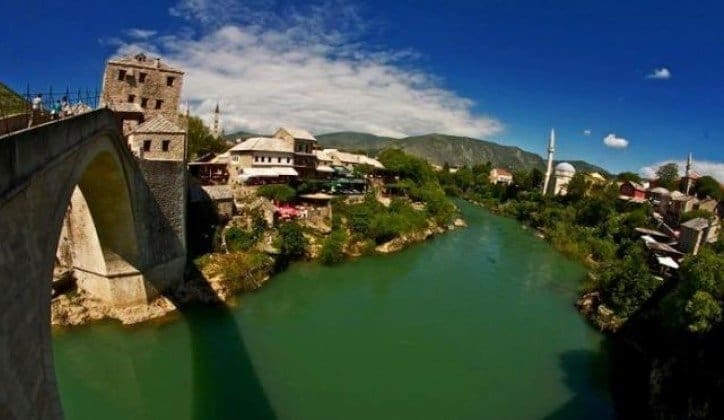 Preminula žena koja je nakon skokova sa Starog mosta pala niz stijene u Neretvu